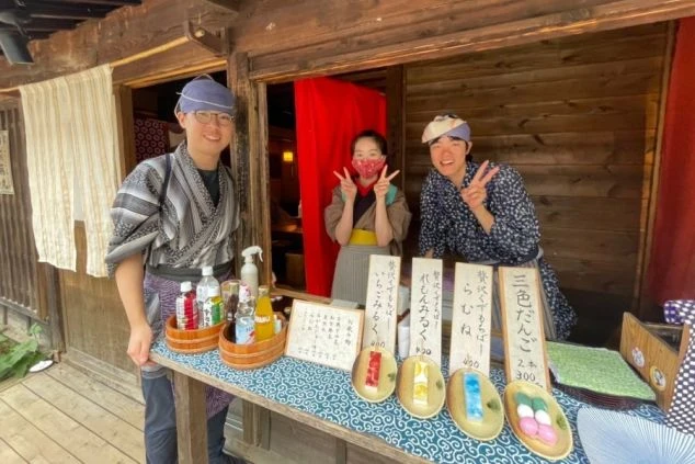 制服を着て働くスタッフの画像。