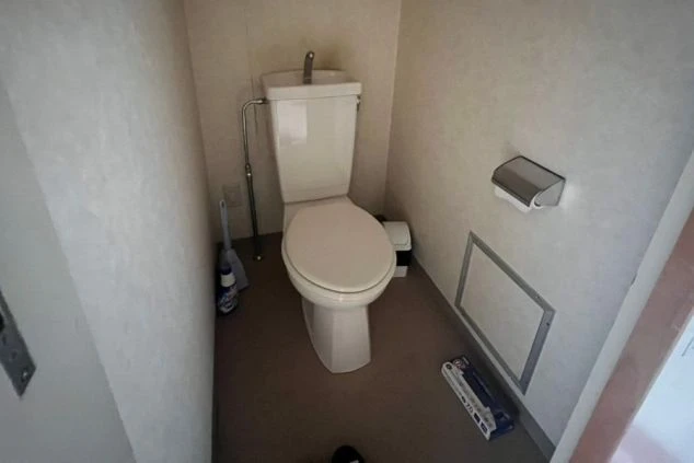 リゾートバイトの寮にある共用トイレ。清潔感があり、他の住み込みスタッフと共有して利用できる設備の寮画像。