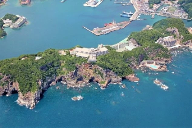 岬に建つリゾートホテルを上空から撮影した風景。海と緑に囲まれた自然豊かなロケーションで、リゾートバイトでホテルスタッフとして働きたい方に訴求する画像。