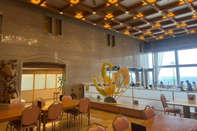 広々としたホテルのロビー。大きな窓からは海が一望でき、リゾートバイトでレストランサービスや配膳の仕事に興味がある方に魅力的な職場環境の画像