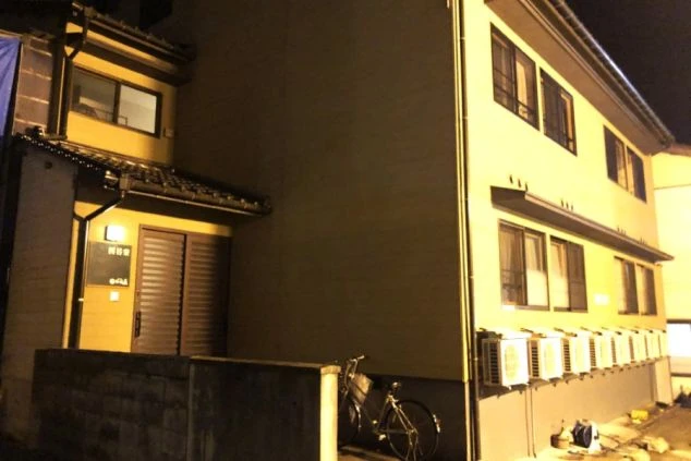 リゾートバイトの寮に完備されたユニットバス。浴槽とトイレ、洗面台が一体となり、プライベートな空間を確保できる。