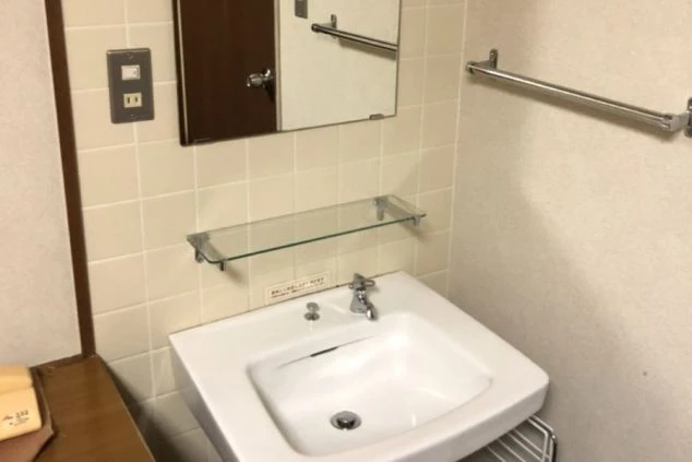 リゾートバイトの寮にある、清潔なシャワールーム。