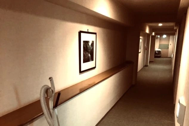 リゾートバイトの寮の廊下。落ち着いた雰囲気の清潔な空間で、プライベートな時間が守られる安心の住み込み生活。