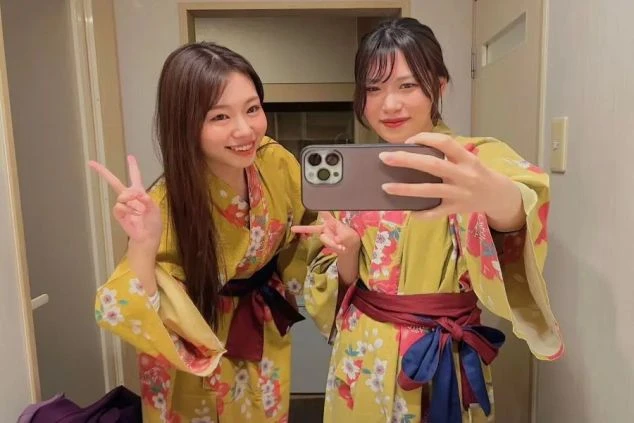 リゾートバイトの休日に、浴衣姿で自撮りを楽しむ仲間たち。温泉地での仕事と非日常体験を両立するイメージ。