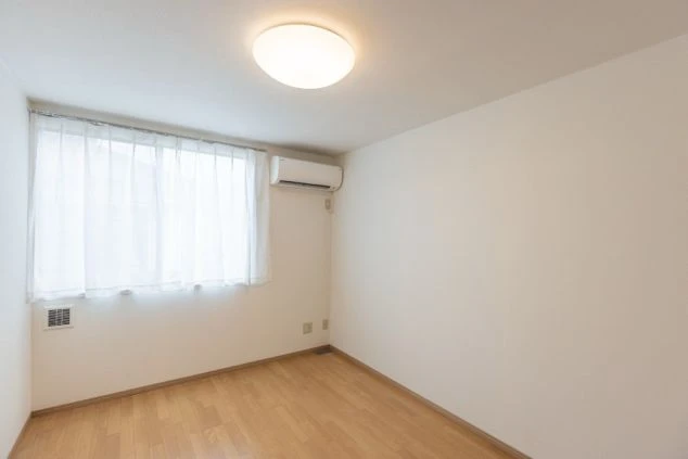 リゾートバイトの新築個室寮の部屋の画像。エアコンや大きな窓が付いている。