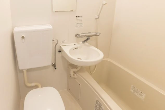 リゾートバイトの新築個室寮の部屋にあるユニットバスの画像。