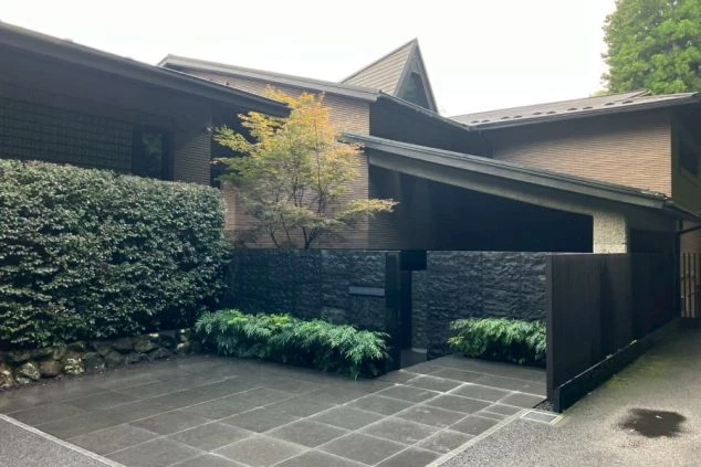 リゾートバイトの勤務先ホテルの外観の画像。