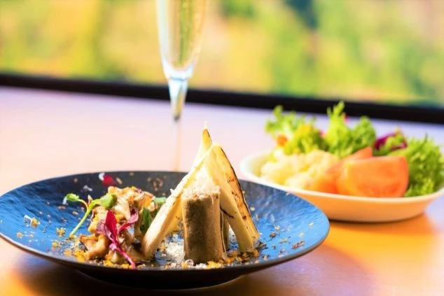 リゾートバイトの勤務先ホテルのバーで提供される料理の画像。