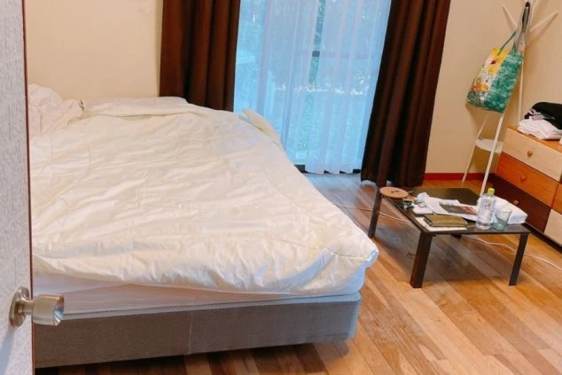 リゾートバイトの個室寮の部屋の画像。ベッド・テーブル・引き出し収納がある。