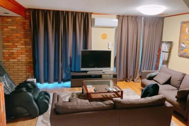 リゾートバイトの個室寮の共用スペースの画像。ソファやテレビがある。