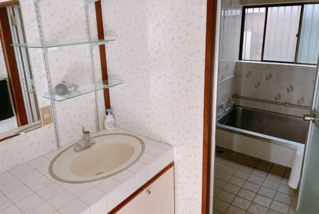 リゾートバイトの個室寮の共用洗面台・お風呂の画像。