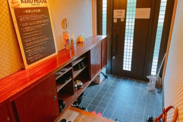 リゾートバイトの個室寮の玄関の画像。広々しており、収納もある。