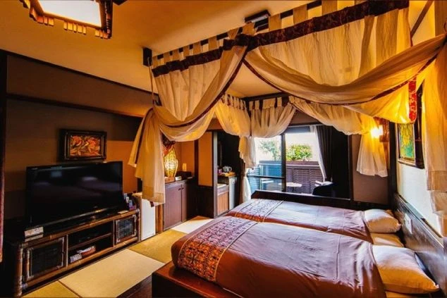 リゾートバイトの就業先のホテルの客室の画像。バリの雰囲気漂う客室になっている。