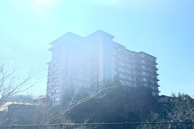 ホテルや旅館の広々としたレストラン（ビュッフェ会場）。ホールスタッフの仕事場。