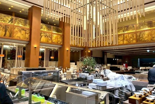 湖と山々の広大な景色。水辺や山のリゾートバイトの周辺環境、観光地。