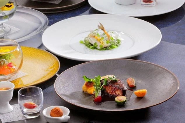  盛り付けが美しい豪華な料理。レストランでの調理や配膳の仕事がイメージできる。