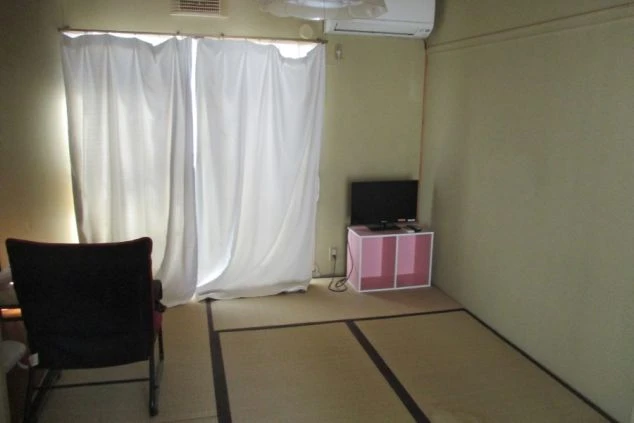 リゾートバイト住み込み求人の和室寮。畳の個室にエアコンやテレビ、座椅子などの家具家電付きで即生活可能。