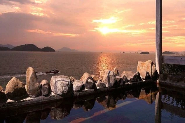 リゾートバイト住み込み求人の魅力である絶景露天風呂。海に沈む美しい夕日を眺めながら癒される温泉。