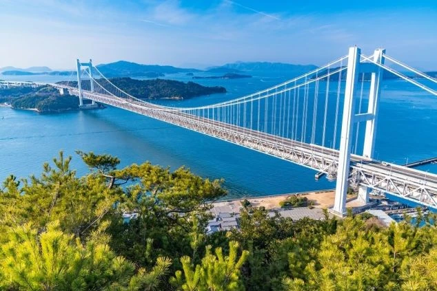 リゾートバイト勤務地周辺の絶景スポット。瀬戸内海の青い海と島々を結ぶ雄大な橋を一望できる風景。
