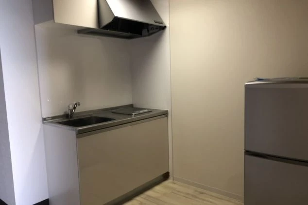 白浜エリアの施設でリゾートバイトする人が住み込む寮の部屋内のキッチン画像