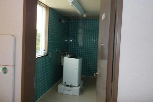 白浜エリアの施設でリゾートバイトする人が住み込む寮の共用洗濯機の画像