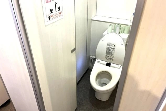 リゾートバイトの男性寮のトイレの画像。