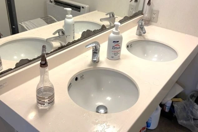 リゾートバイトの男性寮の洗面所の画像。