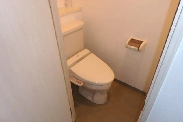 温水洗浄便座が完備された清潔な洋式トイレ。壁にはトイレットペーパーホルダーがあり、白で統一された明るく使いやすそうな空間。