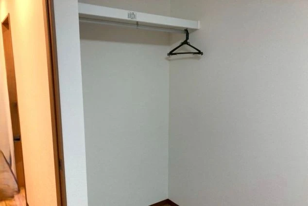 リゾートバイトの完全個室寮の部屋にある洗面台・トイレの画像。