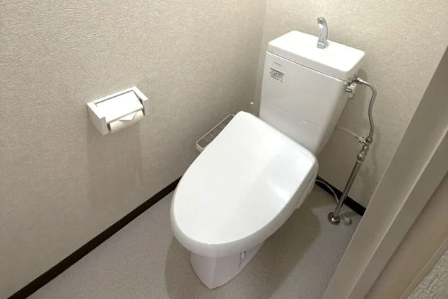 リゾートバイトの個室寮に完備された、温水洗浄便座付きの清潔なトイレの画像。