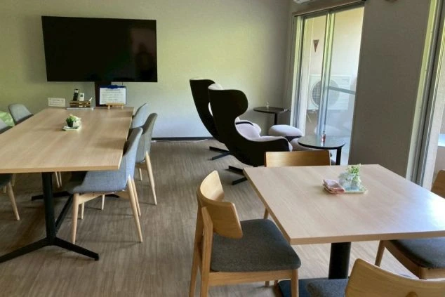 ワクトリの社員が出張で撮影した、リゾートバイト寮の談話室。綺麗な空間で仲間と交流できる。