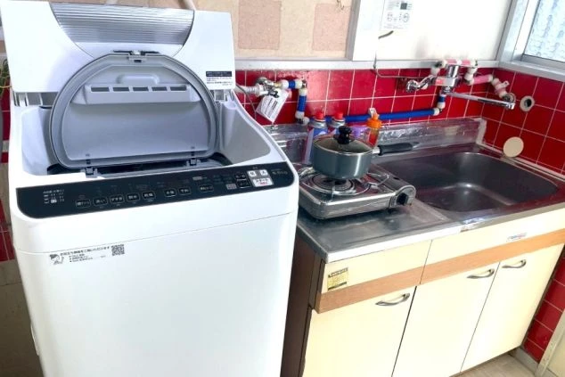 個室寮のキッチン。IHが設置されている広々としたキッチン。