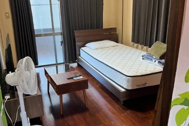 リゾートバイトのシェアタイプ個室寮の部屋の画像。ベッド・TV・テーブルが見える。