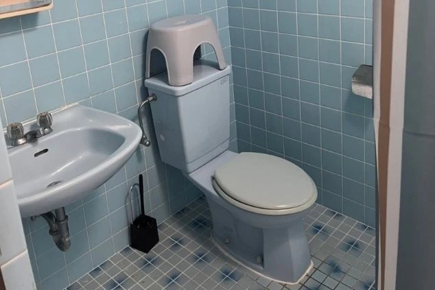 リゾートバイトのシェアタイプ個室寮の共用トイレ・洗面台の画像。