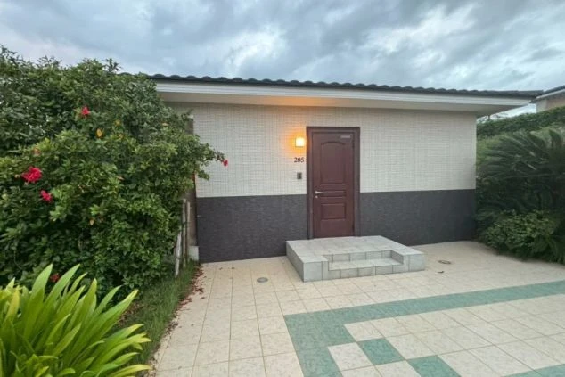 客室寮の外観画像の例。お客様も利用する広々とした清潔な部屋に滞在できる。