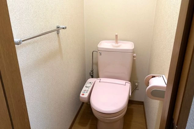 リゾートバイトの寮の共用トイレ。清潔ウォシュレット付き洋式トイレで快適に生活できます。