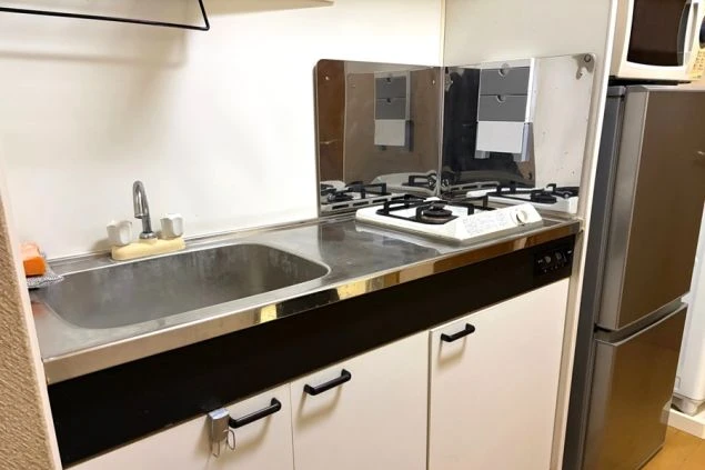 寮の室内には、キッチンや洗濯機も完備。自分のペースで、料理や洗濯など、気兼ねなく生活できます。