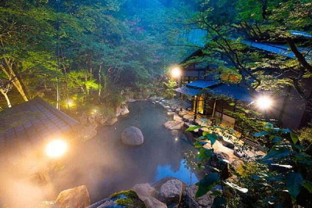 リゾートバイトの勤務地は、森と渓谷に囲まれた黒川温泉。仕事で疲れた体も、自然の中の露天風呂が、芯から癒やしてくれます。