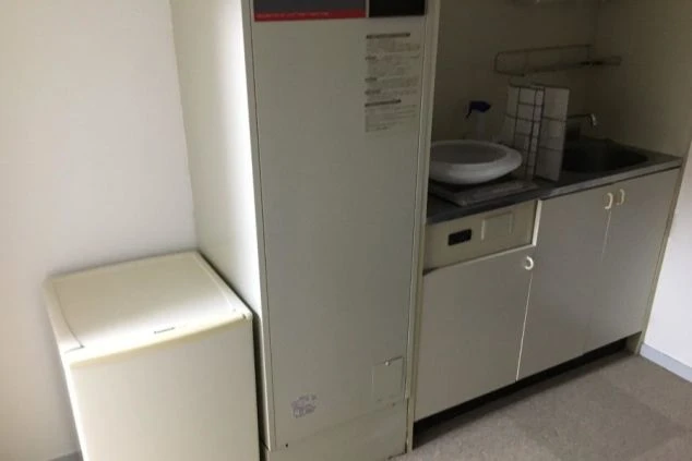 男子寮の浴室の画像。バスタブとトイレが一体型になっているユニットバス。