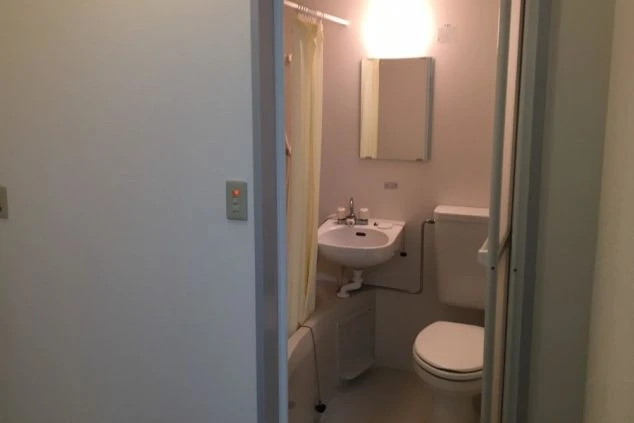 男子寮の浴室の画像。バスタブとトイレが一体型になっているユニットバス。