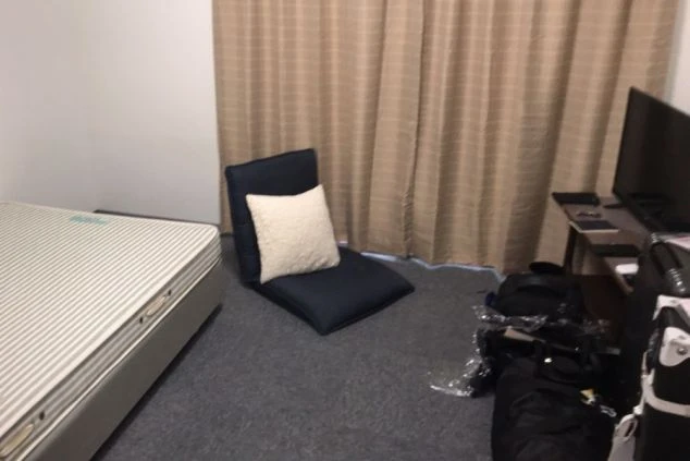 女子寮の部屋の画像。ベッド、テレビ、座椅子が置かれている。