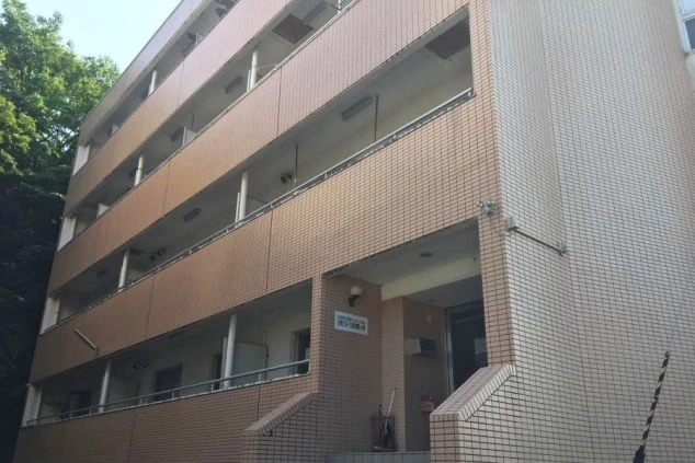 女子寮の外観の画像。レンガ調の4階建ての建物で、ベランダが付いている。