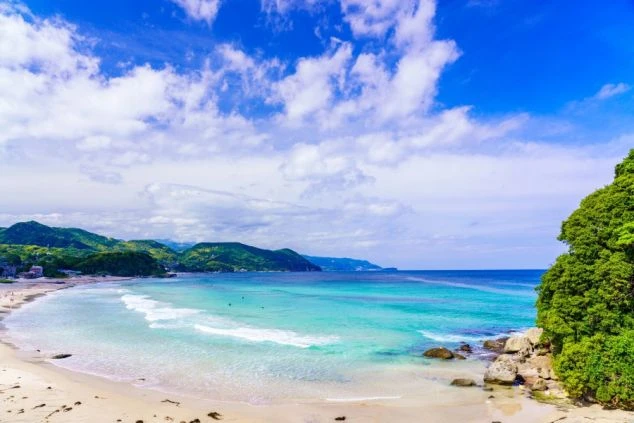 砂浜と透き通るような青い海、青い空が広がる絶景の画像。