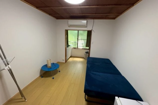 リゾートバイトの寮の個室の画像。ベッドとエアコンが完備されたシンプルな部屋です。