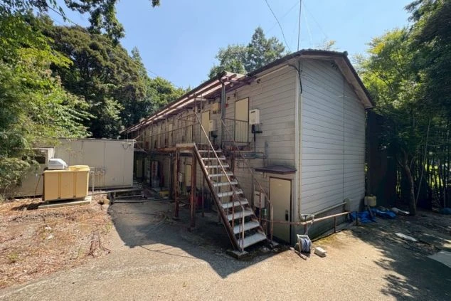 リゾートバイトの寮の外観画像。自然に囲まれた建物で、住み込みで働く従業員のためのアパートです。