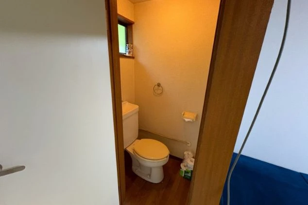 リゾートバイトの寮にあるトイレの画像。清潔な個室トイレの様子。