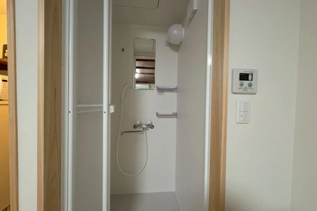 リゾートバイトの寮にあるシャワールームの画像。