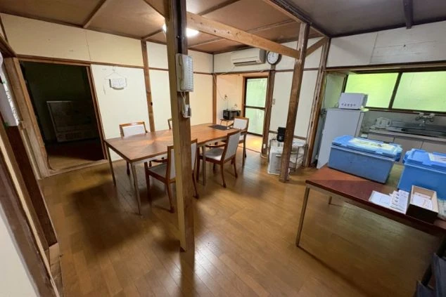 リゾートバイトの寮の共有スペースの画像。テーブルとイスがあり、仲間と食事や団らんを楽しめます。