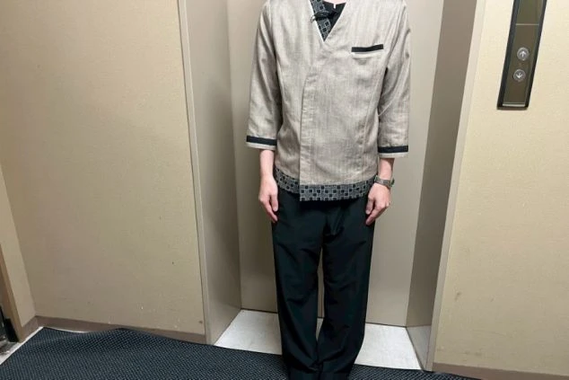 リゾートバイトの制服画像。フロントや全般業務で着用する、作務衣風の落ち着いたデザインの制服(男性用)。