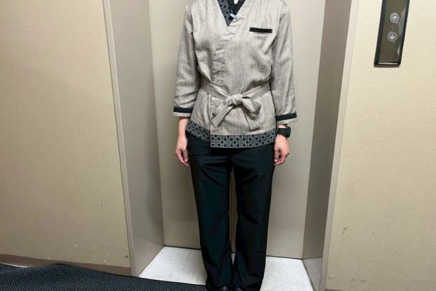 リゾートバイトの制服画像。フロントや全般業務で着用する、作務衣風の落ち着いたデザインの制服(女性用)。